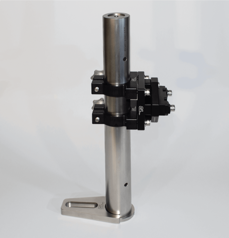 Clamp assembly for anchoring 30 mm cage systems to Ø38.1 mm posts, allows the pen to be fastened both horizontally and vertically.